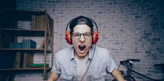 Dlaczego ludzie grają w gry komputerowe w słuchawkach
